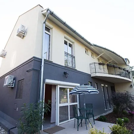 Csenge Apartment *